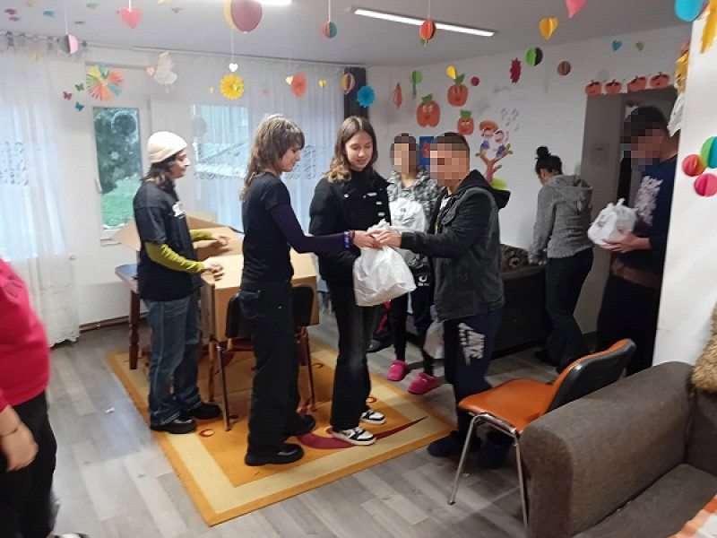 Voluntari SamCivica oferă pachete de dulciuri copiilor din centrele de plasament din Satu Mare pentru Ziua Națională