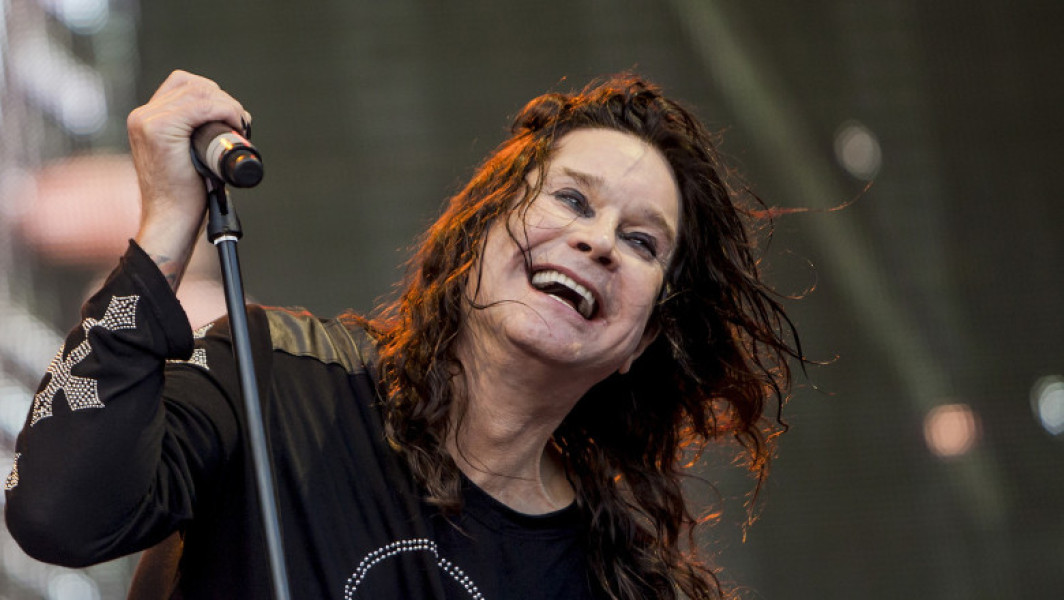 Escroci ucraineni au fost acuzați de fraude cu fanii lui Ozzy Osbourne, după ce au creat o poveste falsă despre o colectă pentru înmormântarea muzicianului. Potrivit unor informații recente, un astfel de narativ a fost răspândit online și a fost inițial atribuit unei surse din Rusia. Bloggerii ruși au falsificat un articol de pe site-ul Sky News și un reportaj video de la Birmingham Live, încercând să demonstreze că undează bani pentru Ozzy Osbourne.