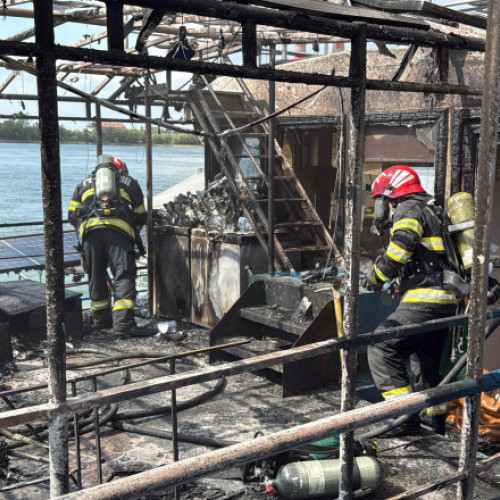 Foto Incendiu la un ponton dormitor amplasat pe faleza din Tulcea. Flăcările s-au extins la bărcile din apropiere