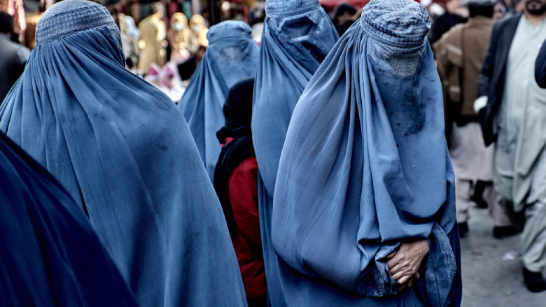 Talibanii interzic cărțile scrise de femei și 18 discipline universitare în Afganistan