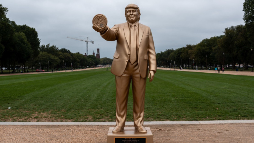 O statuie aurie a lui Donald Trump cu Bitcoin, expusă temporar lângă Capitoliu