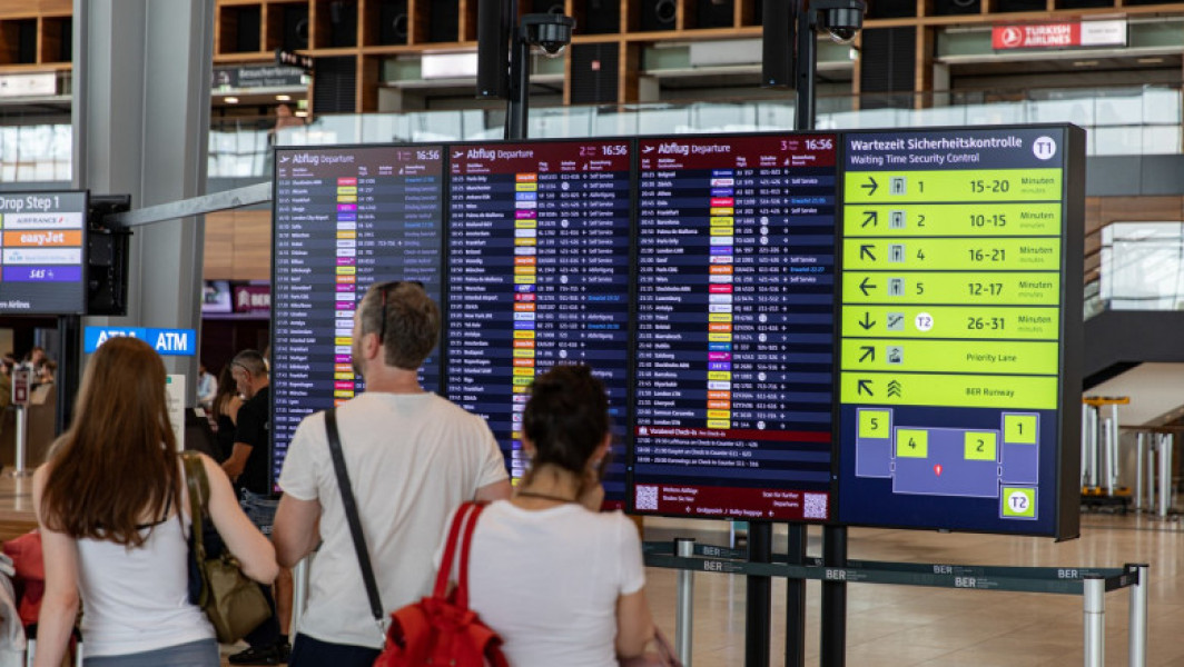 Aeroporturile din Berlin și Bruxelles afectate de atac informatic asupra serviciilor de check-in