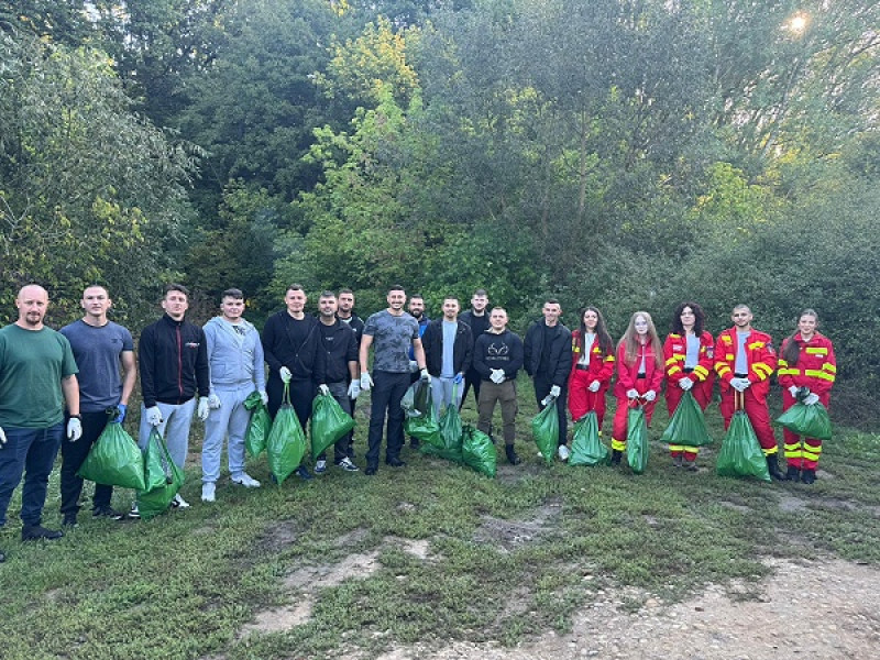 Jandarmii și pompierii din Satu Mare au participat la o acțiune de curățenie națională