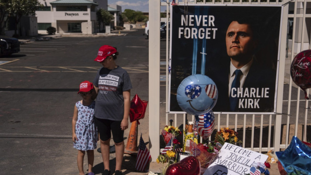 Mii de persoane participă la înmormântarea lui Charlie Kirk în Glendale, Arizona
