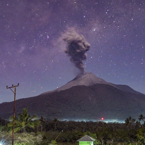 Vulcanul Lewotobi Laki-Laki din Indonezia a erupt cu putere ridicată