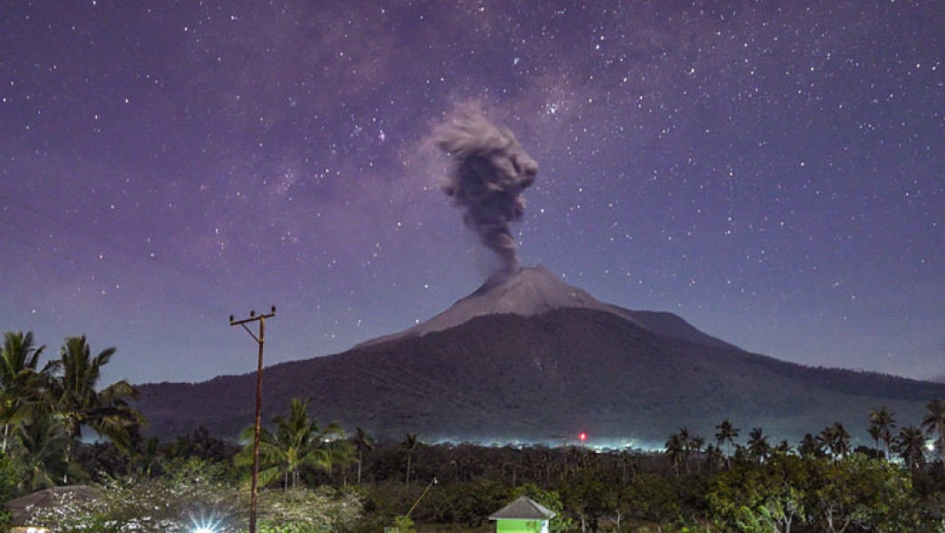 Vulcanul Lewotobi Laki-Laki din Indonezia a erupt cu putere ridicată