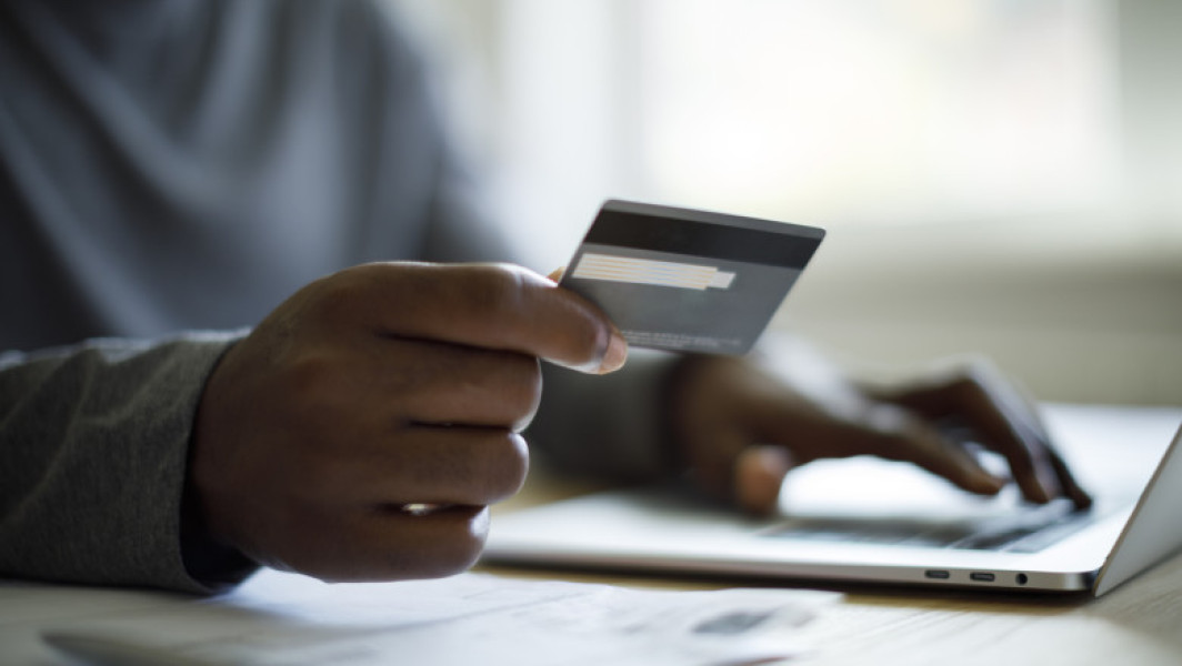 Românii reduc cheltuielile online și ieșirile în oraș din cauza scumpirilor