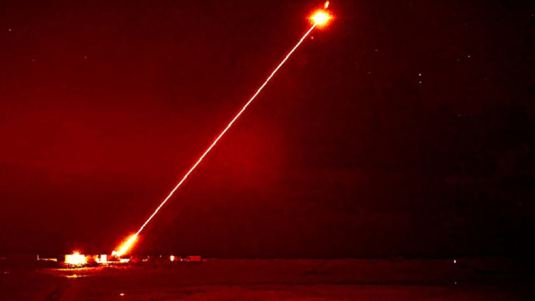 NATO și Israel testează arme laser eficiente pentru neutralizarea dronelor și rachetelor