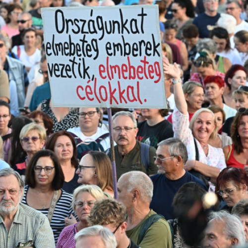 Zeci de mii de oameni au protestat la Budapesta împotriva consultărilor publice ale lui Orban