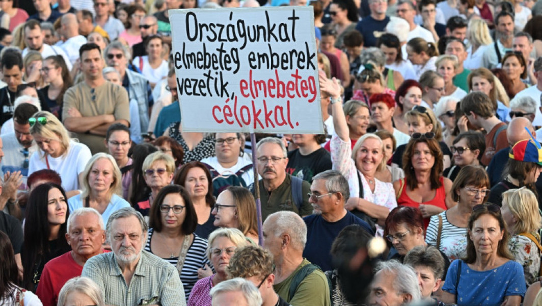 Zeci de mii de oameni au protestat la Budapesta împotriva consultărilor publice ale lui Orban