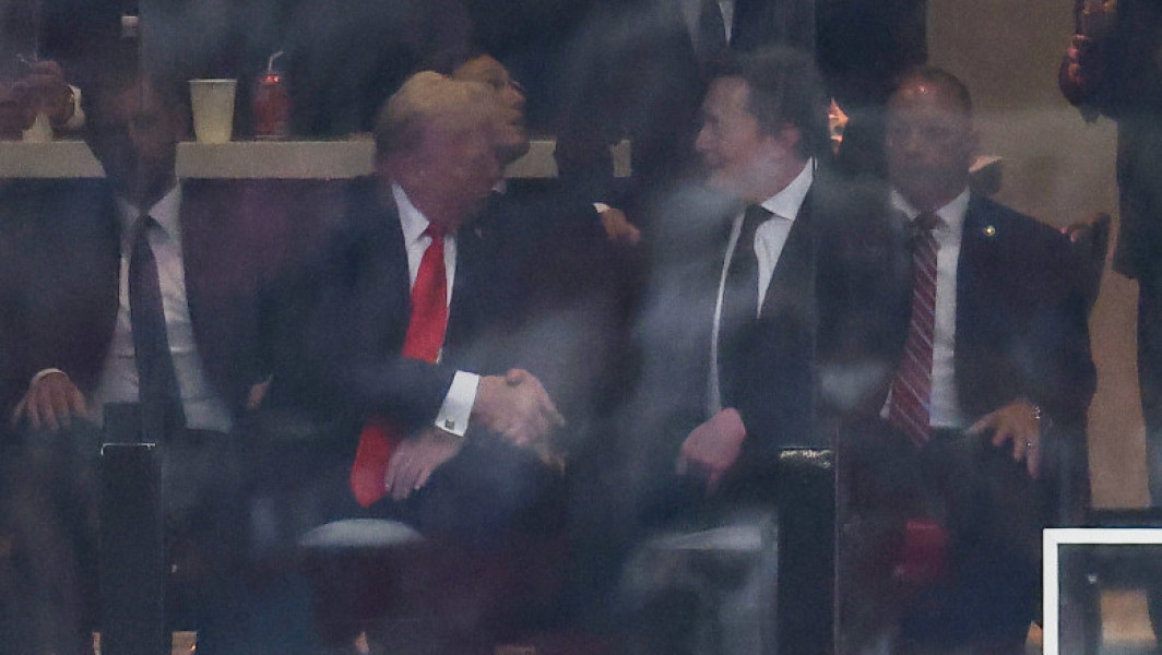 Donald Trump și Elon Musk surprind la slujba de comemorare a lui Charlie Kirk