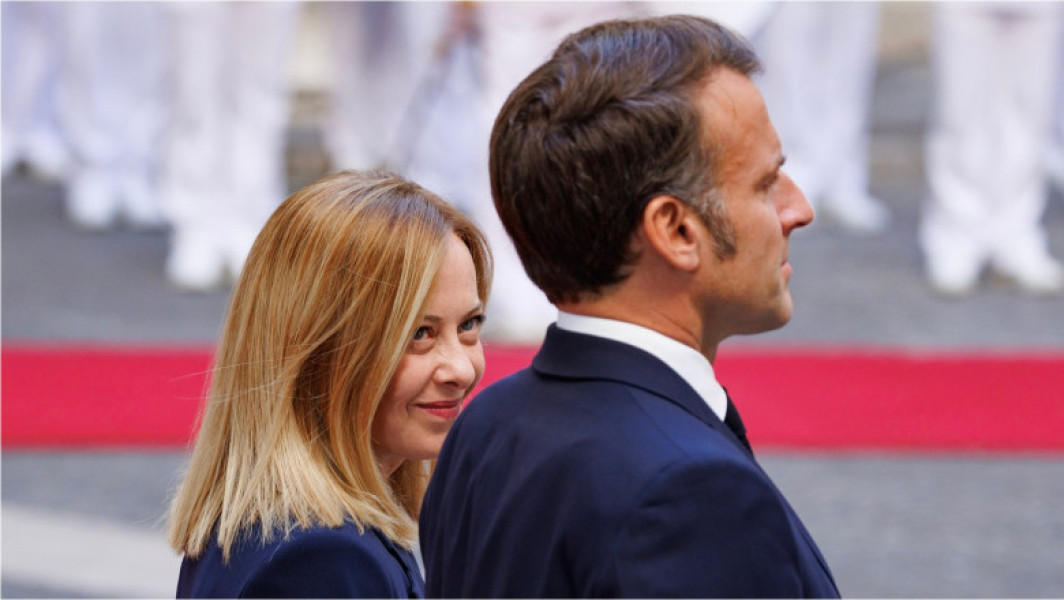 Franța se confruntă cu o criză politică și economică severă, în timp ce Italia își consolidează poziția