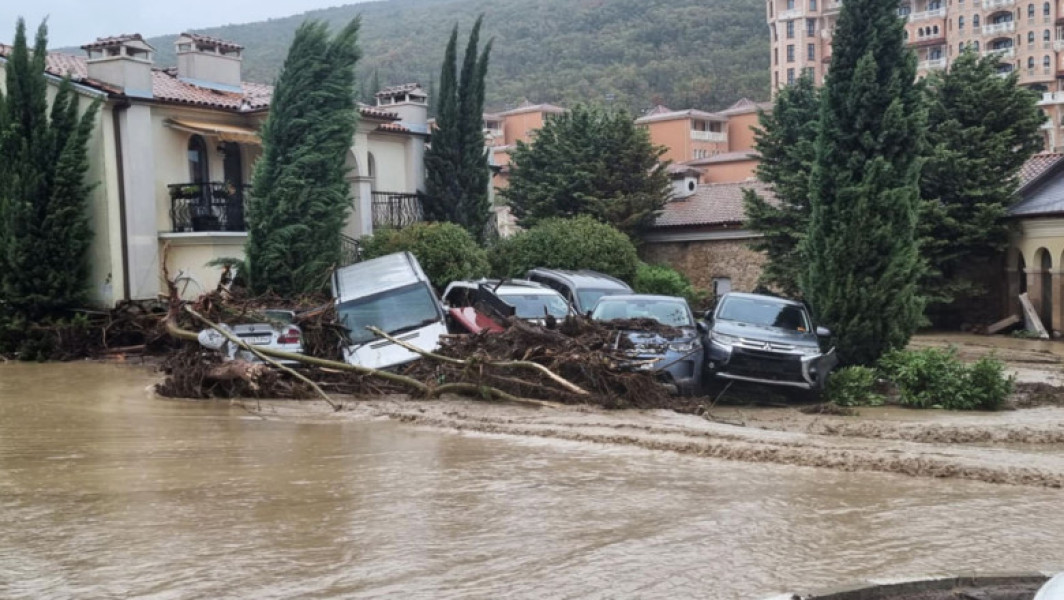 Inundații grave în stațiunea Lozeneț și în estul Bulgariei, mai multe orașe sub cod roșu