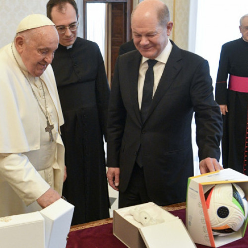 Balonul oficial al EURO 2024 oferit Papei Francisc de către Cancelarul Germaniei în timpul audienței de la Vatican