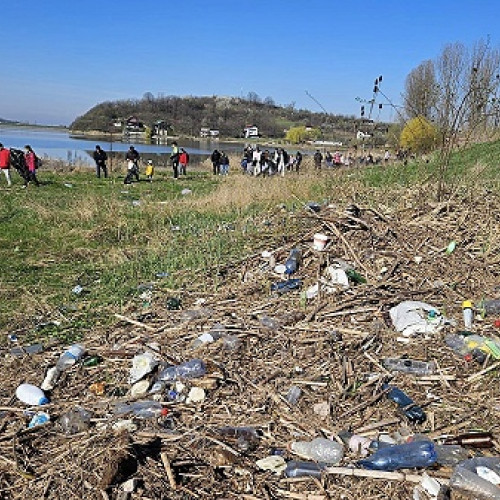 Localnicii din Călinești-Oaș au curățat malurile lacului în ziua Mondială a Apei