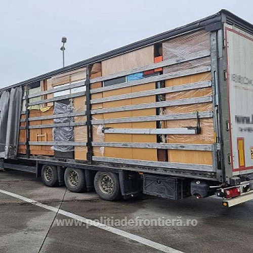 TIR-uri cu mobilă și saltele second-hand oprite la Vama Petea pentru suspiciuni de transport ilegal de deşeuri