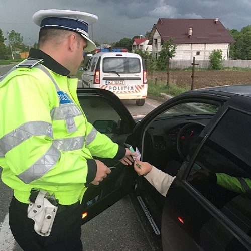 Șofer prins fără permis și numere de înmatriculare în Racșa de polițiștii din Negrești-Oaș