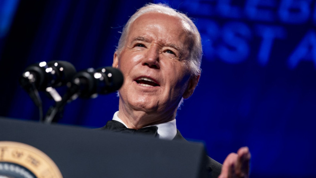 Joe Biden face glume pe seama lui Trump în timpul Cinei Corespondenților de la Casa Albă: Îi ironizează imaturitatea și îi încurajează pe jurnaliști să se concentreze asupra importanței momentului