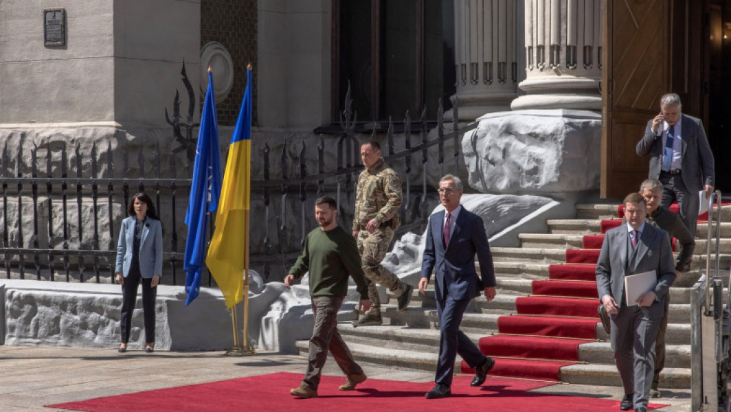 Șeful NATO, vizită neanunțată în Kiev: Livrările de arme către Ucraina vor crește