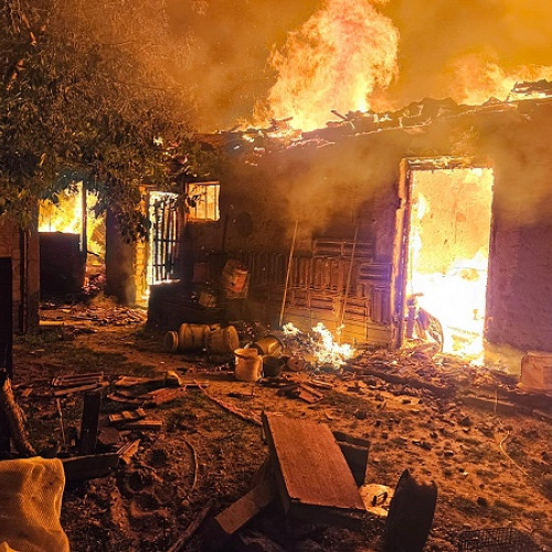 Alertă de incendiu la Culciu Mare, o anexă a fost distrusă de flăcări!