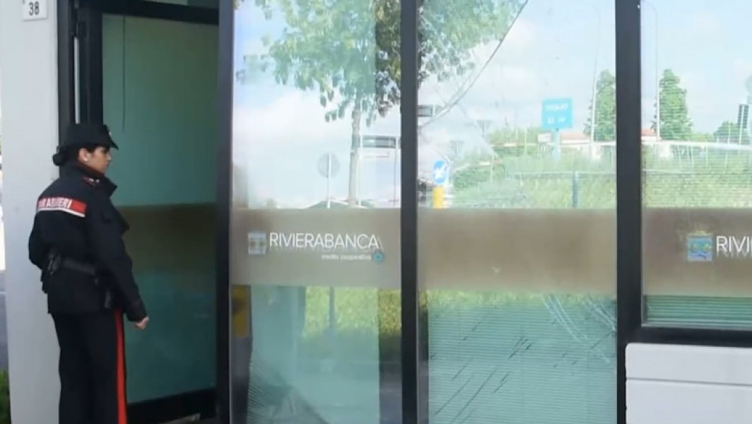Român lăsat fără mână în timp ce încerca să fure dintr-un bancomat din Italia