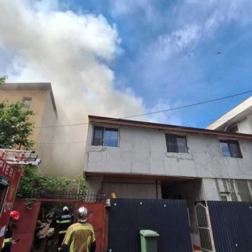 Un mort în urma unui puternic incendiu la o casă din Sectorul 2 al Capitalei