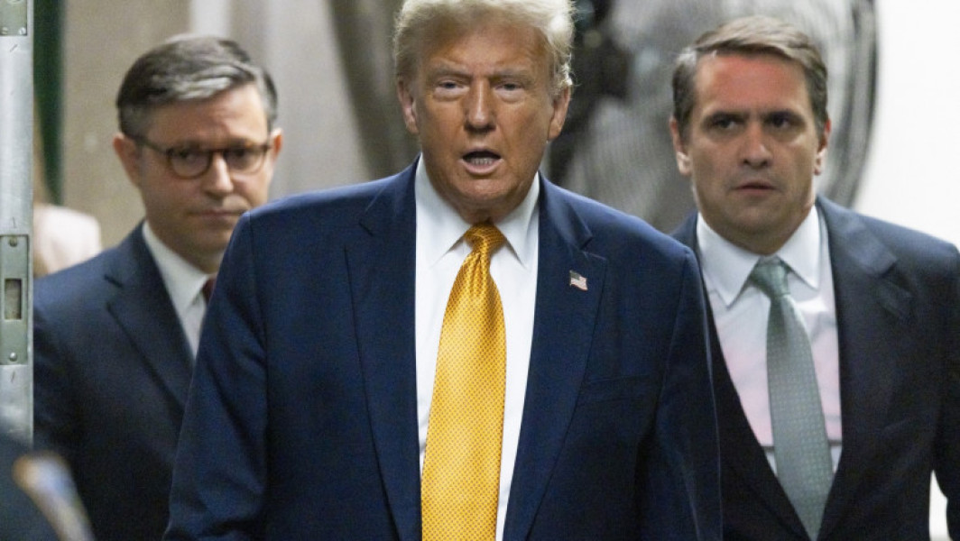 Trump are scutul republicanilor. Johnson îl sprijină în procesul de la New York.