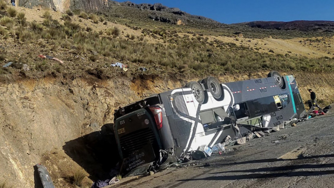 Peru: 16 morți în accidentul unui autobuz în prăpastie de o sută de metri
