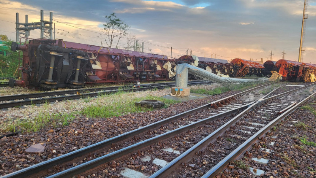 Un tren a fost răsturnat de o tornadă în nordul Italiei - Video şocant înregistrat de martori