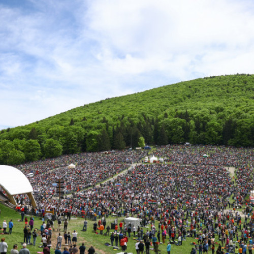 Numeroase grupuri de pelerini se îndreaptă spre Şumuleu Ciuc ca să participe la procesiunea de Rusaliile catolice