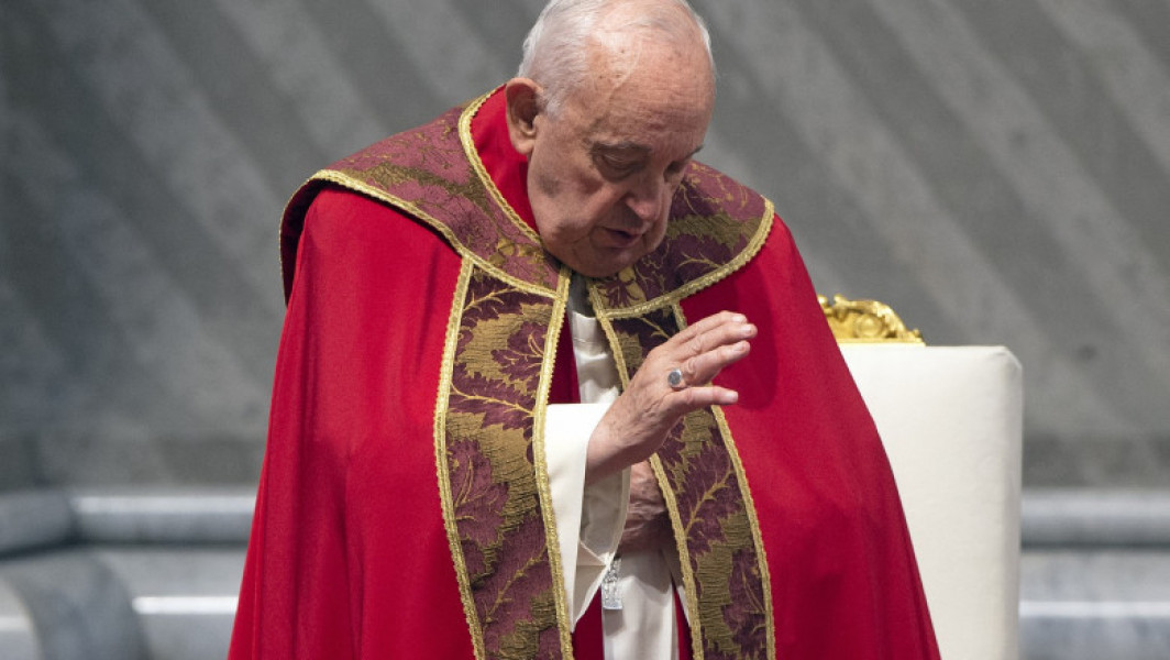 Papa Francisc critică atitudinea SUA față de migranți, denumită "nebunie". Suveranul pontif îndeamnă la o deschidere umanitară. "Trebuie să vedem fiecare caz cu empatie," spune el.