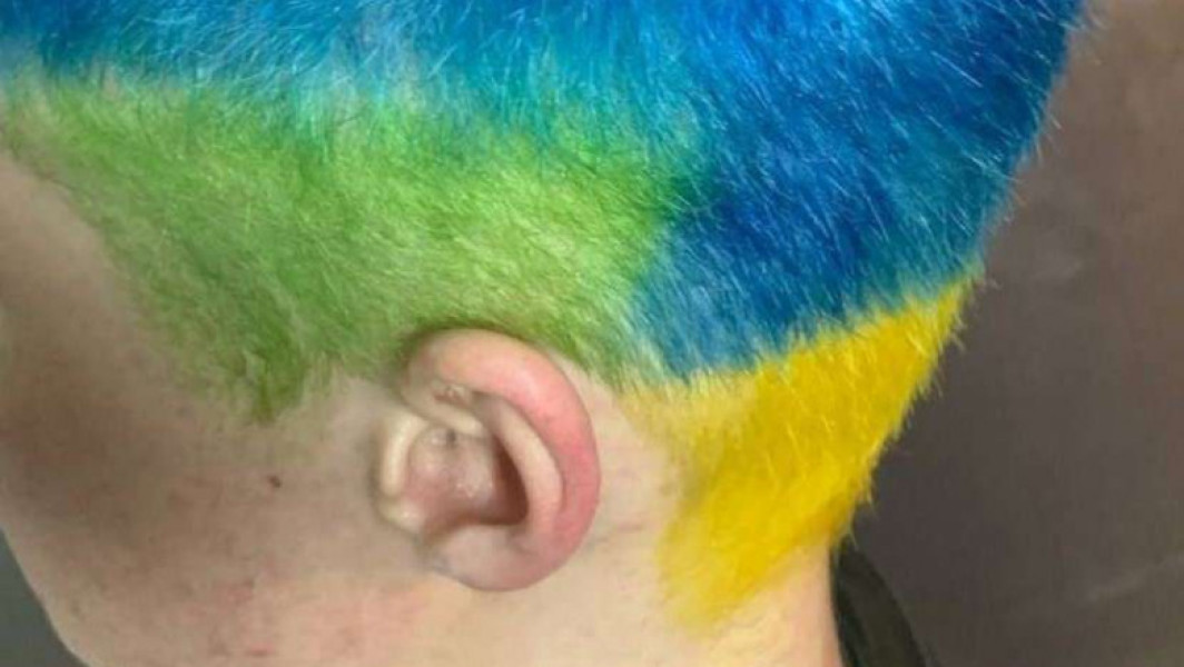 Amenzi pentru tânărul cu părul colorat în culorile drapelului ucrainean