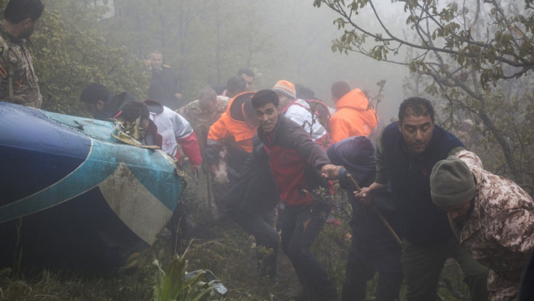 Iranienii spun că elicopterul lui Raisi s-a prăbușit din cauza unei „defecțiuni” și au găsit un motiv să dea vina pe SUA