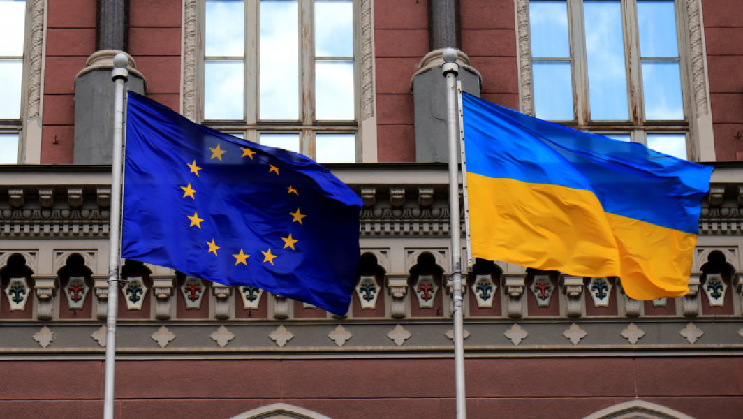Uniunea Europeană a aprobat folosirea profiturilor din activele ruse pentru sprijinirea Ucrainei. Planul vizează și nevoile militare ale Kievului. Ministrul ceh de externe: 3 miliarde de euro ar putea fi strânși în acest an. Partenerii occidentali au înghețat 300 de miliarde de dolari în active ruse încă de la începutul invaziei din 2022. UE a ajuns la un acord pentru utilizarea profiturilor din aceste active pentru sprijinirea Ucrainei. Oficialii ucraineni au cerut de mai multe ori confiscarea bunurilor rusești ca o metodă de a obține finanțare externă.