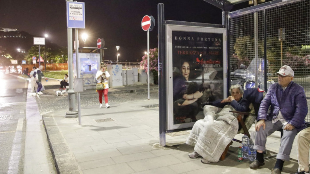 Galerie Foto Supervulcanul Campi Flegrei a produs cel mai mare cutremur din ultimii 40 de ani. Oamenii îngroziți au dormit în mașini sau pe stradă