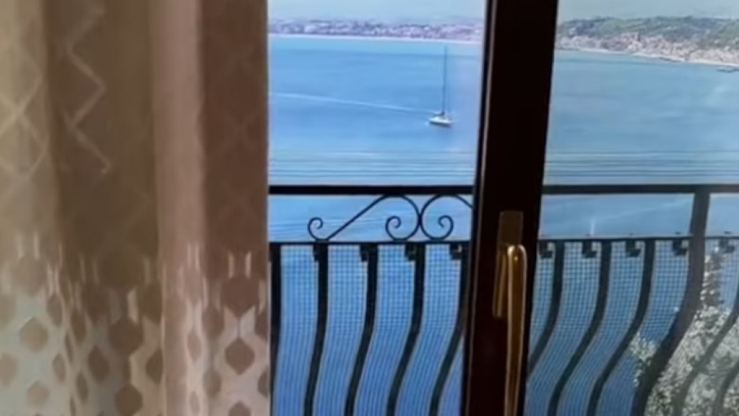 Turista care a fost înșelată cu o cameră cu "vedere la mare" în Italia a aflat adevărul amar: "Nimeni nu m-a păcălit așa până acum