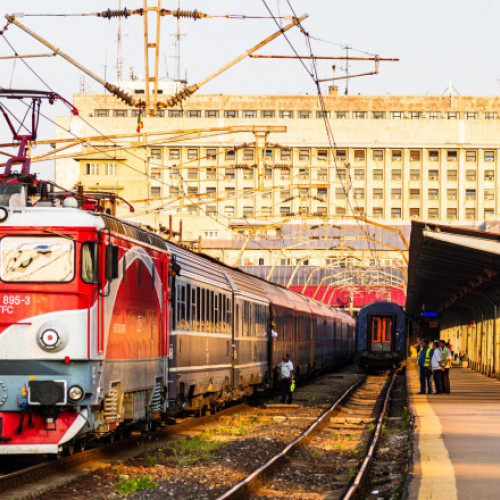 De sâmbătă, trenurile circulă direct de la București la Giurgiu după 19 ani, fără opriri la Videle. Călătoria durează aproximativ două ore și jumătate, cu șapte trenuri pe sens în fiecare zi. Podul de la Grădiștea a fost reconstruit, facilitând modernizarea liniei către Comana și Vidra. Trenul oprește zece minute în gara Progresu înainte de a ajunge la destinație. Serviciul este asigurat de CFR Călători.