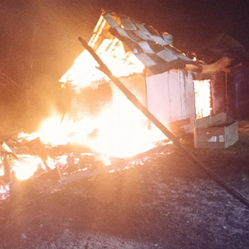 Un grajd a ars la Sătmărel azi-noapte. Au pierit găinile și o capră