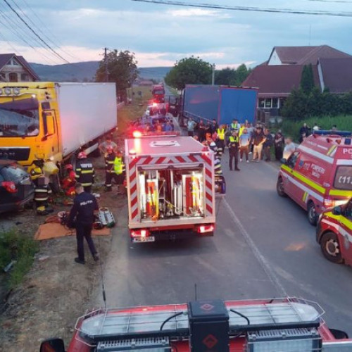 Opt răniți după un accident între două TIR-uri și o mașină, în Mureș. Unul dintre TIR-uri a intrat în terasa unui magazin