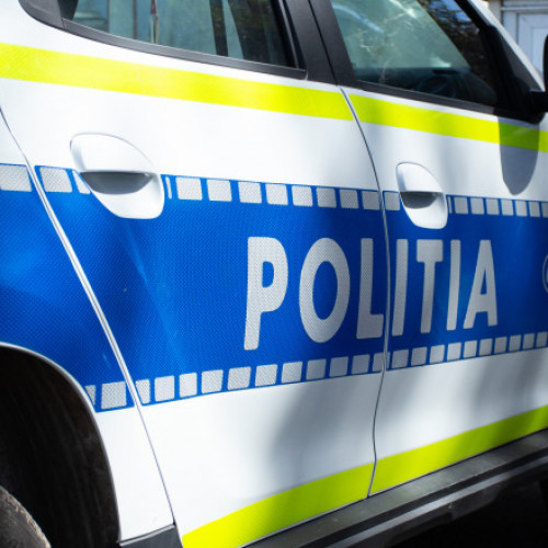Video Un bărbat a fost reținut de polițiști după ce a fost prins cu un pistol pe care intenționa să îl vândă