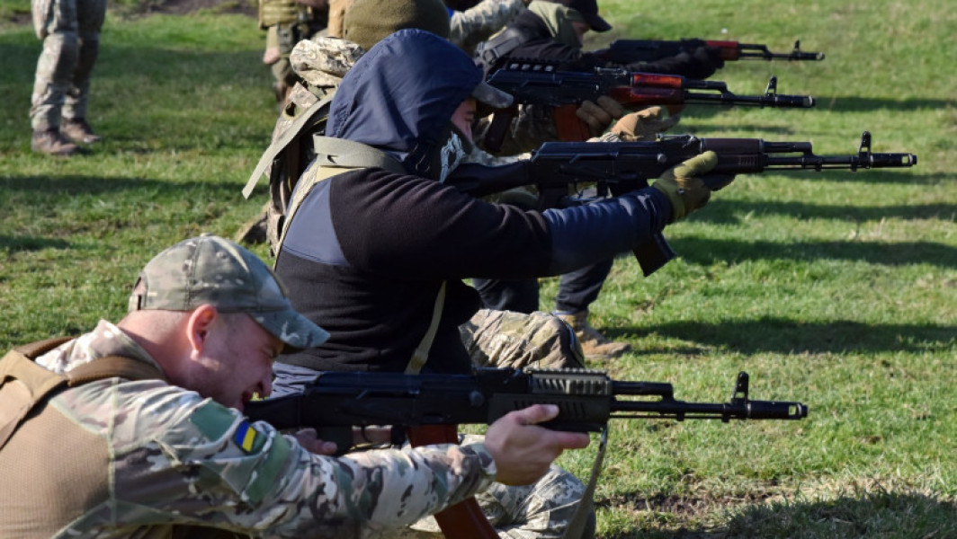 Kievul anunţă că ucrainenii de 17 ani trebuie să se întoarcă din străinătate şi să se înscrie la biroul de înrolare militară