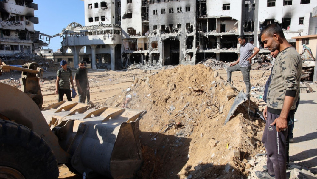 Gropile și încălecat corpuri găsite la Al-Shifa în Gaza după retragerea trupelor israeliene