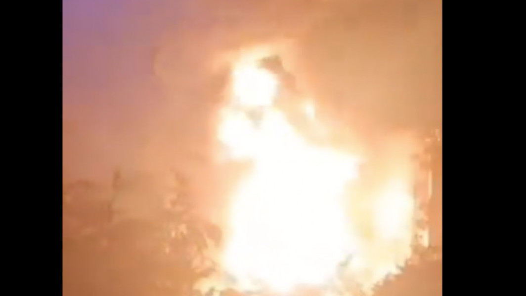 Ucrainenii au lovit-o cu drone și au provocat incendiu uriaș la o rafinărie din sudul Rusiei (VIDEO)