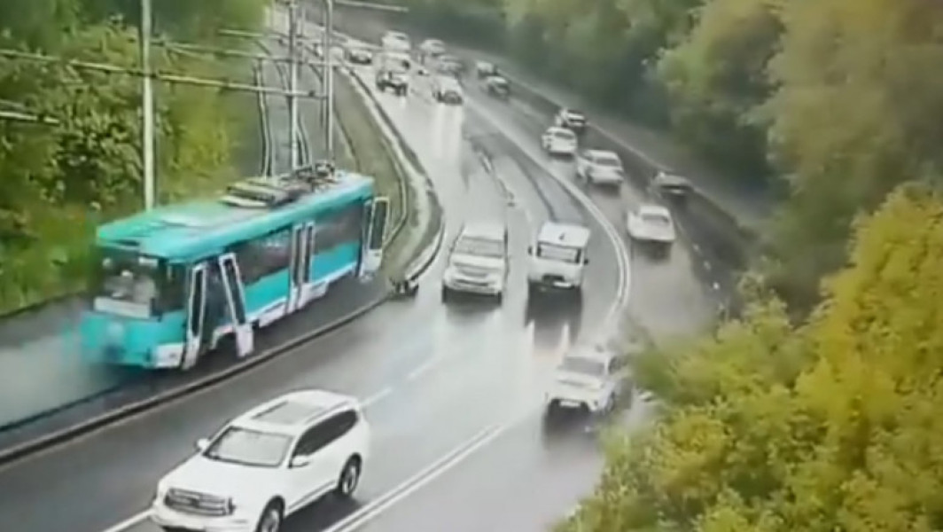 Imagini șocante în Rusia: Un tramvai scăpat de sub control aruncă pasageri într-o curbă în fața mașinilor. Un om a murit, 100 de răniți