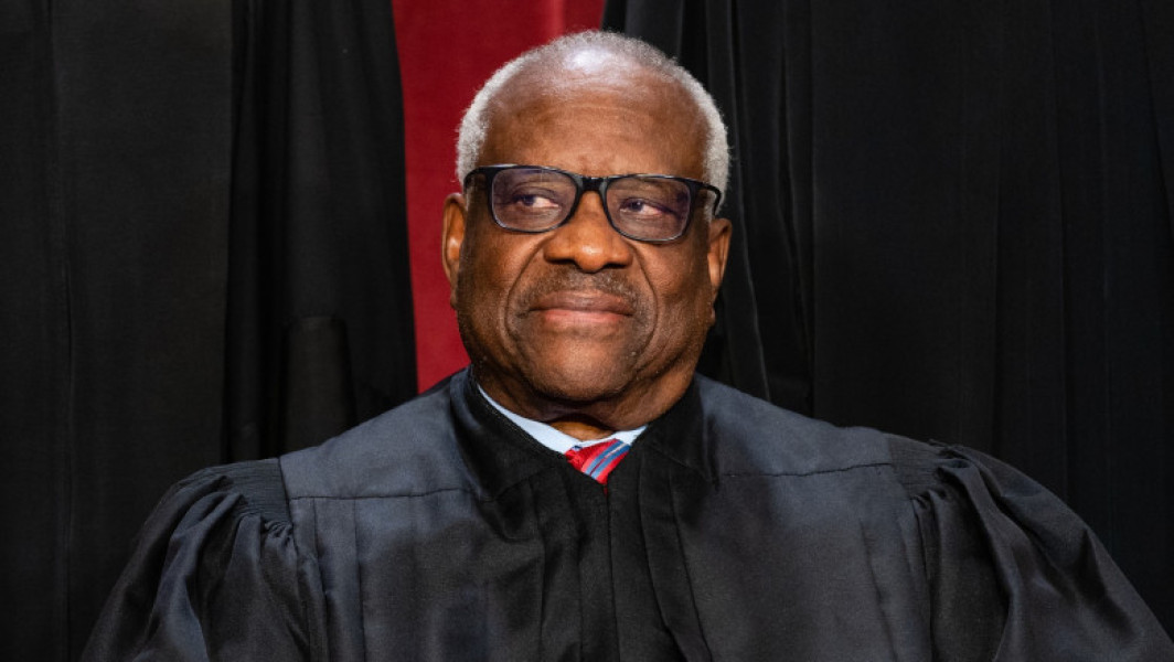 Judecătorul Clarence Thomas Recunoaște Primirea Unor Sejururi de Lux Finanțate de Un Miliardar