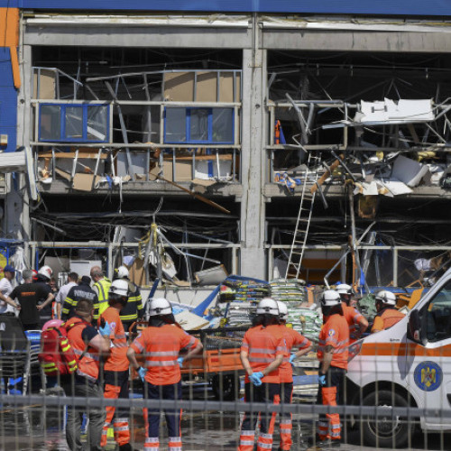 Două victime ale exploziei de la Dedeman Botoșani, în stare gravă