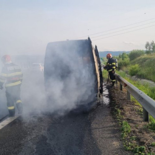 Incendiu la microbuz pe Autostrada A1 în Sibiu