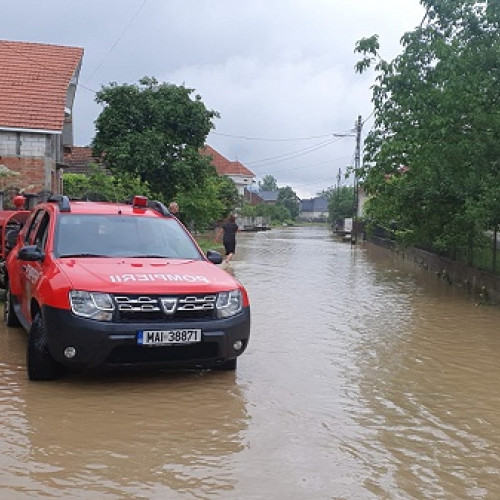 Pompierii intervin în urma ploilor torențiale în Negrești-Oaș și Turt