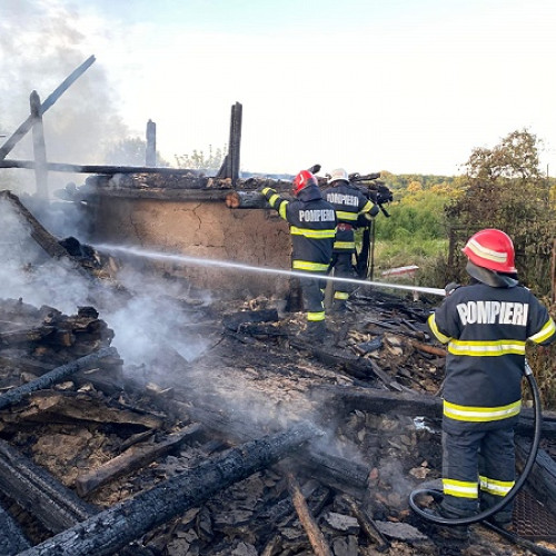 Incendiu la o anexa gospodareasca din Bicau lichidat de pompieri